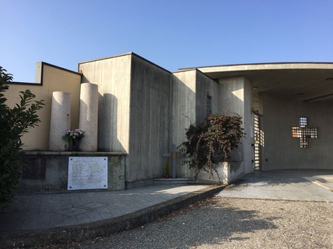 Monumento ai Caduti di Camporinaldo, struttura moderna dedicata alla memoria dei caduti.