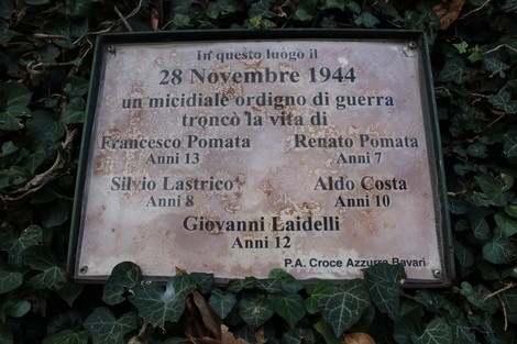 Targa commemorativa che ricorda i bambini vittime di un'esplosione nel 1944.