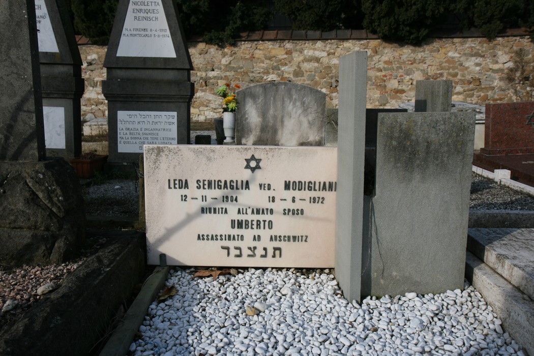 Cenotafi nel cimitero ebraico, memoriale ai deportati, simbolo di memoria e riconoscimento della tragedia.