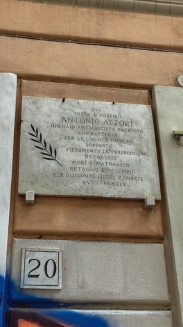 Lapide commemorativa ad Antonio Atzori, patriota e combattente per la libertà, in memoria delle persecuzioni subite.