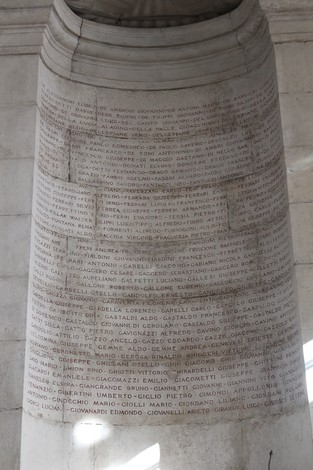 Dettagli architettonici del Sacrario del Ponte Monumentale, commemorando i caduti con una lista di nomi incisi.