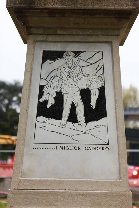 Monumento ai caduti per la Libertà, con incisioni evocative che commemorano il sacrificio dei soldati.