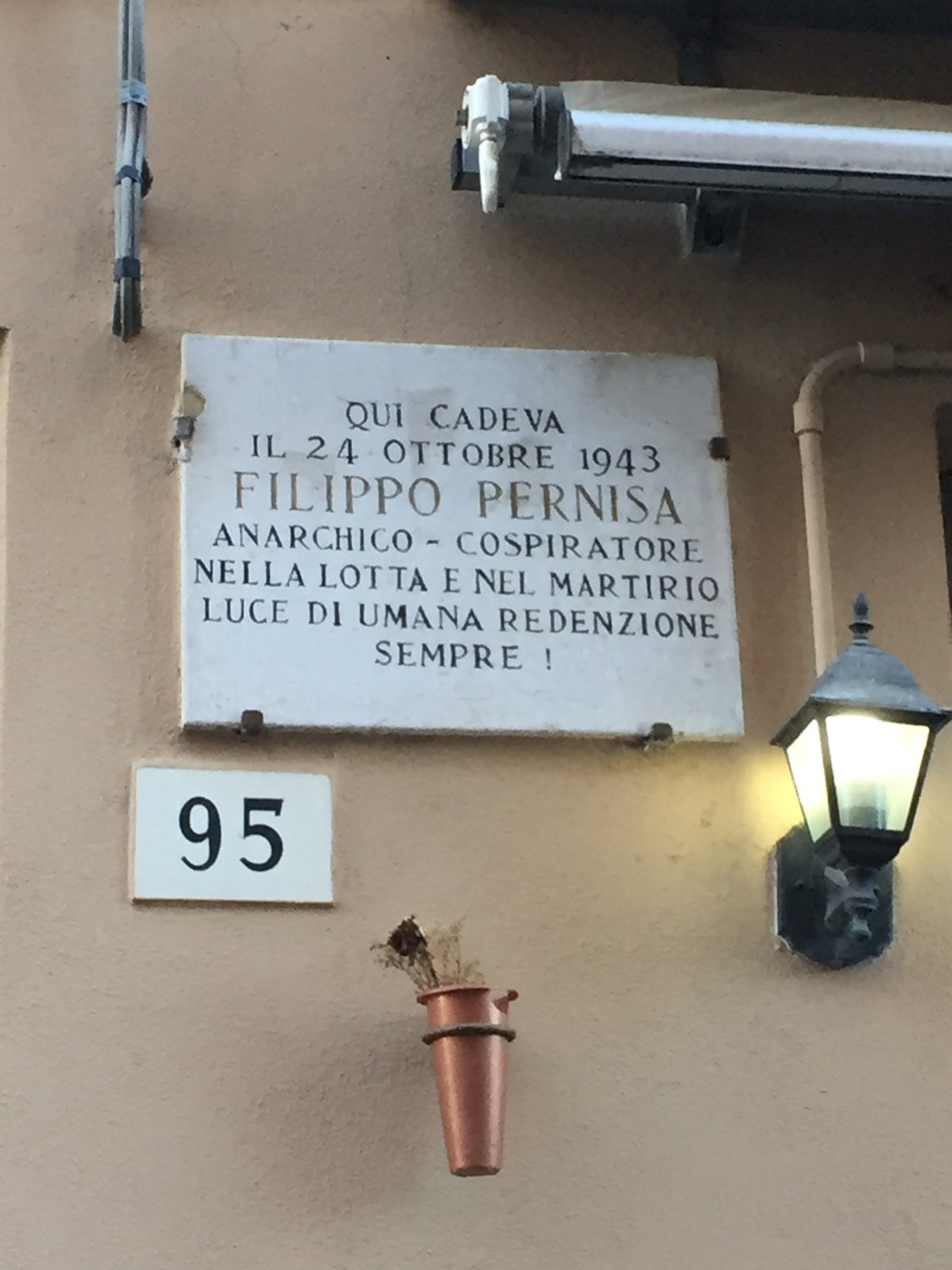 Lapide commemorativa di Filippo Pernisa, anarchico caduto nella lotta per la libertà il 24 ottobre 1943.