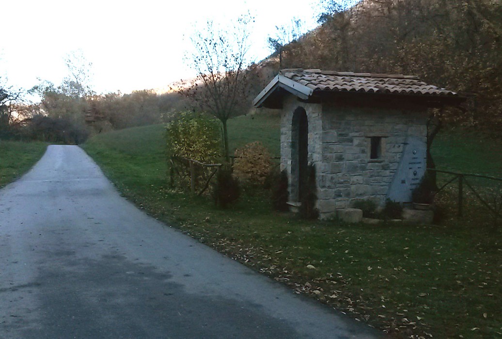 Lapide commemorativa a Bottiglioni e Stefanone in un contesto naturale, a lato di una strada in campagna.