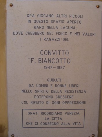 Lapide commemorativa dedicata al convitto per orfani di partigiani, simbolo di resistenza e valori di libertà.