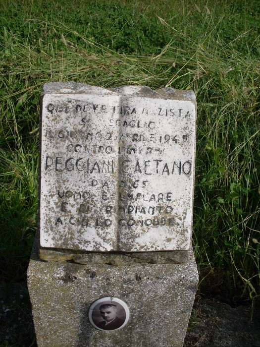 Cippo commemorativo dedicato a Peggiani Caetano, in ricordo della sua resistenza e sacrificio.