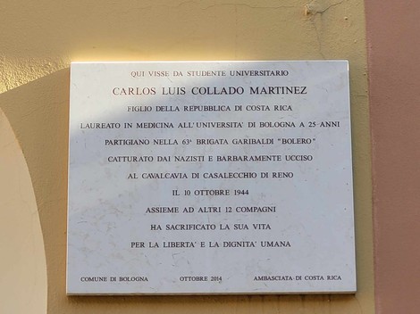 Lapide commemorativa dedicata a Carlos Luis Collado Martínez, studente universitario ucciso dai nazisti nel 1944.