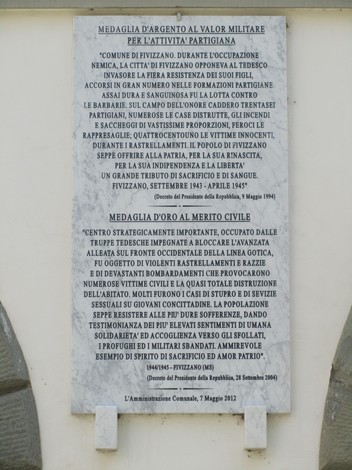 Lapide commemorativa per le medaglie alla città, dedicata al valore militare e civile.