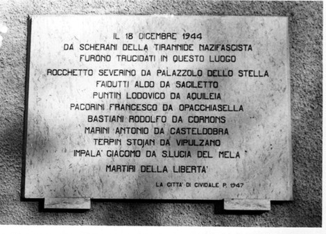 Lapide commemorativa dedicata ai caduti del campo sportivo, in memoria delle vittime del nazifascismo.