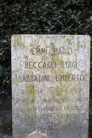 Cippo commemorativo dedicato a Iemmi, Beccagli e Sabbadini, caduti contro il fascismo il 23 aprile 1945.