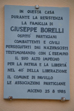 Lapide commemorativa alla famiglia Borelli, onore ai partigiani e ai civili perseguitati durante la Resistenza.