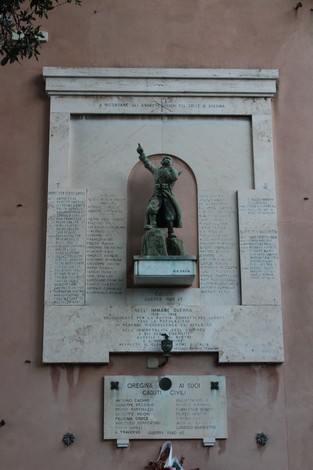 Lapidi commemorative con statua in onore dei caduti, situate a Oregina. Atmosfera di commemorazione e rispetto.