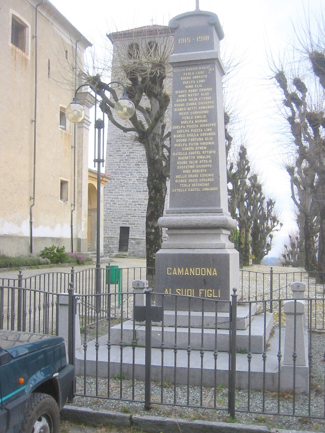 Monumento ai caduti, dedicato ai militari di Camanon, commemorando le vittime delle guerre 1915-1918.