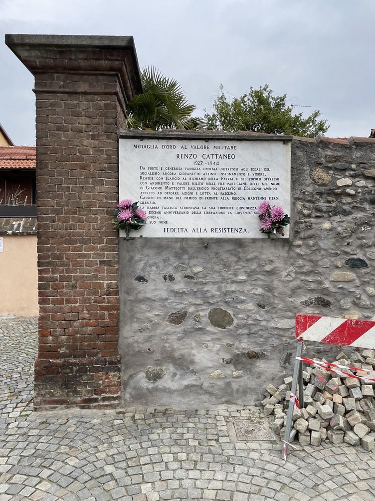 Lapide commemorativa dedicata a Renzo Cattaneo, volto della Resistenza. Richiamo alla memoria storica.