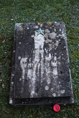 Rappresentazione del Sacrario dei partigiani pratesi, simbolo di memoria e onore per i caduti.