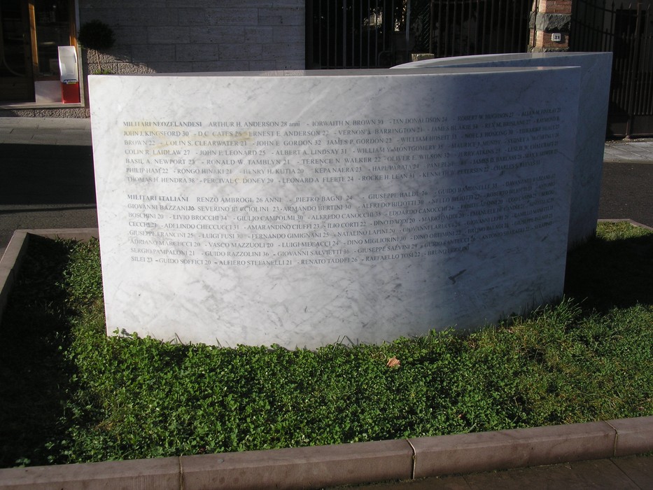 Monumento ai caduti, commemorazione dei soldati periti nei conflitti, con nomi incisi su una struttura di pietra.