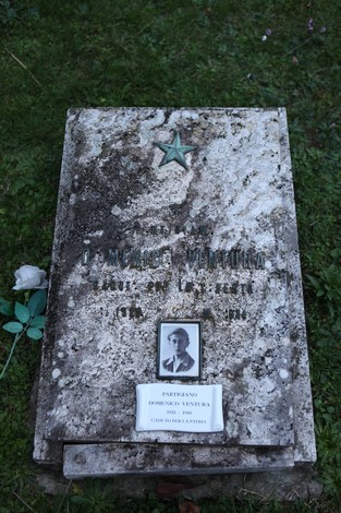 Tomba commemorativa dei partigiani pratesi, simbolo di resistenza e memoria storica.
