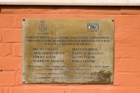 Lapide commemorativa dedicata ai partigiani torturati e uccisi durante la battaglia di Vigorso.
