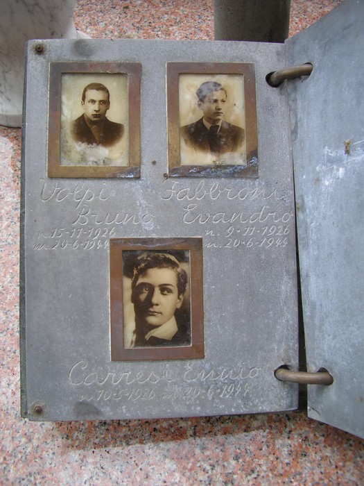 Sepolcro dei caduti di Pian d'Albero con fotografie commemorative di tre soldati.