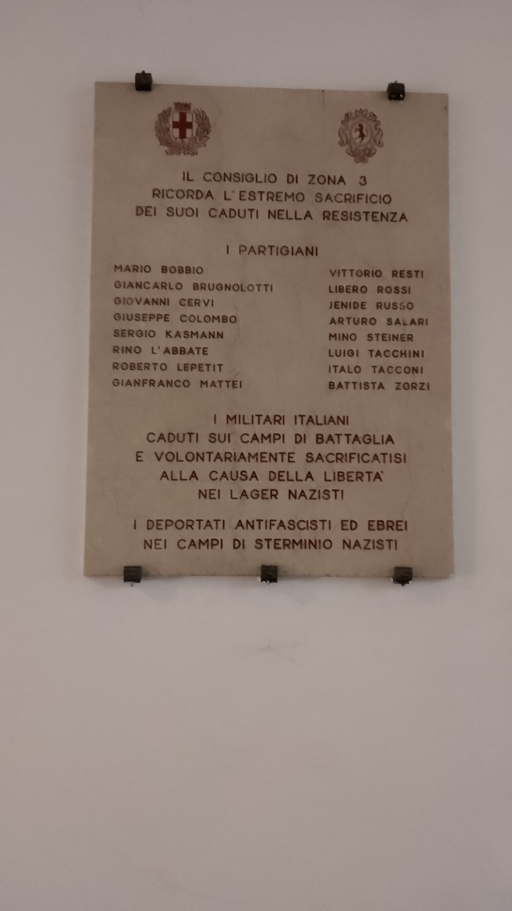 Lapide commemorativa ai caduti della Resistenza della Zona 3, in memoria dei partigiani e dei militari italiani.