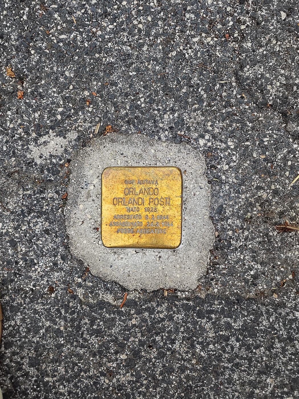 Pietra d'inciampo dedicata a Orlando Posti, commemorazione visibile sulla pavimentazione stradale.