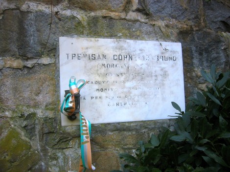 Lapide commemorativa a Trevisan, in onore del sacrificio di un caduto sul campo.