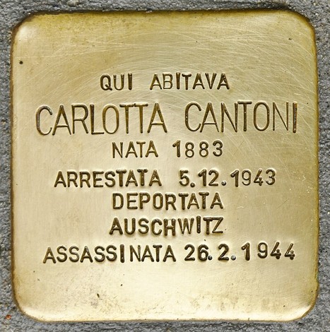 Pietra d'inciampo in memoria di Carlotta Cantoni, con date di arresto e deportazione ad Auschwitz.