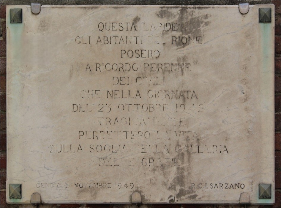 Lapidi commemorative per la tragedia delle Grazie, in memoria delle vittime dell'incidente.