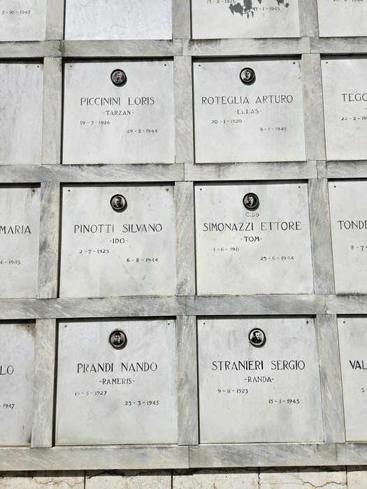 Monumento commemorativo con iscrizioni in ricordo dei caduti partigiani, realizzato in marmo.