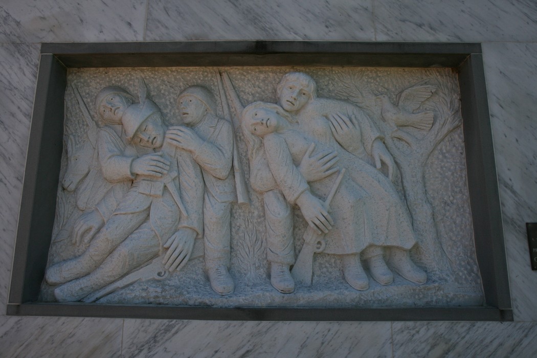 Rappresentazione scultorea dell'eccidio del Padule di Fucecchio, memoriale della resistenza e del sacrificio.
