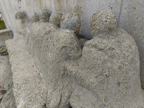 Scultura del Monumento ai Martiri di Marzabotto, che commemora le vittime degli eventi tragici della Seconda Guerra Mondiale.