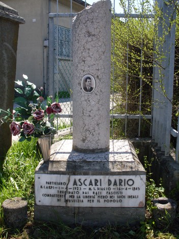 Cippo commemorativo dedicato a Dario Ascari, partigiano caduto nella lotta contro il fascismo.