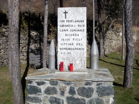 Monumento commemorativo alle vittime del bombardamento di Vesimo, simbolo di memoria e pace.