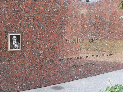 Sacrario della famiglia Cervi, monumento commemorativo in onore dei membri della famiglia caduti.