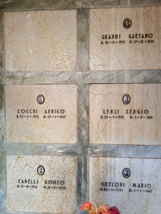 Sacrario ai Caduti Partigiani di Piumazzo con commemorazioni dedite ai partigiani su lastre di marmo.