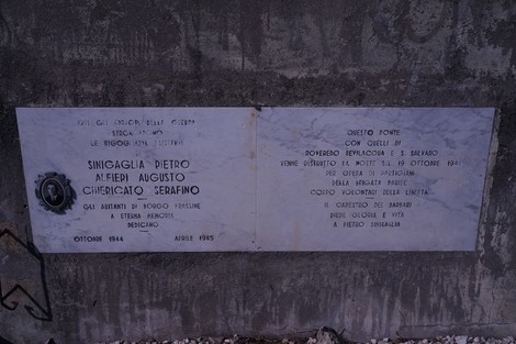Lapide commemorativa a Sinigaglia dedicata a Alfieri e Chiericato, con riferimenti storici ai fatti del 1944-1945.
