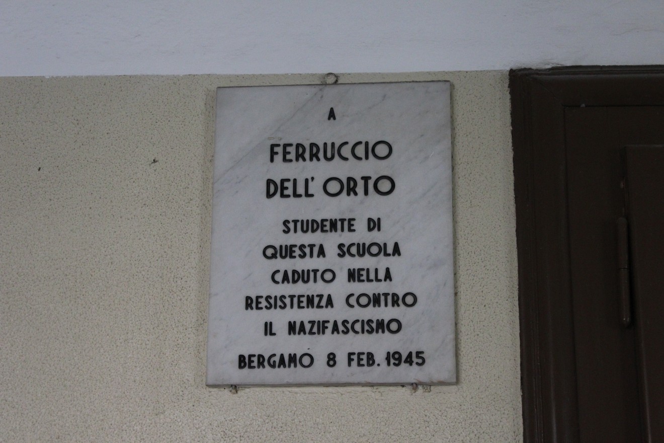 Lapide commemorativa dedicata a Ferruccio Dell'Orto, studente caduto nella Resistenza contro il nazifascismo.