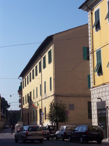Lapide commemorativa dedicata alle vittime del bombardamento in un contesto urbano.