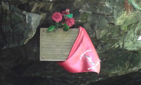 La Grotta di Rastelli, decorata con rose e un drappo, offre un'atmosfera suggestiva e di dedizione.