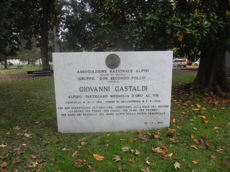 Lapide commemorativa dedicata a Giovanni Gastaldi, alpino e partigiano medaglia d'oro al Valor Militare.