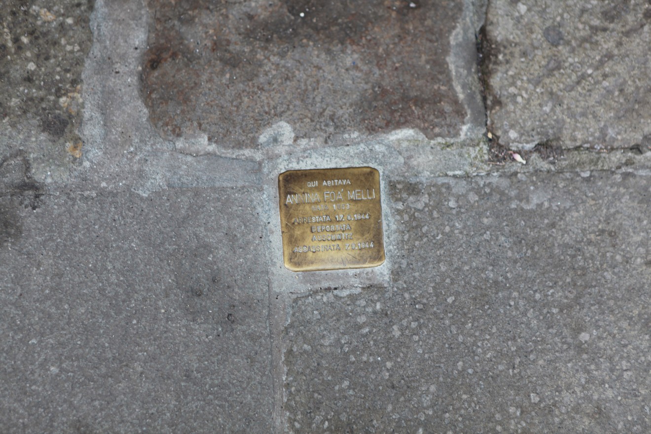Pietra d'inciampo dedicata ad Antonio Foà Melli, incastonata nel pavimento di una strada.