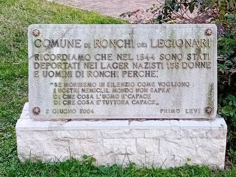 Cippo commemorativo ai deportati di Ronchi, dedicato alle vittime dei lager nazisti nel 1944.