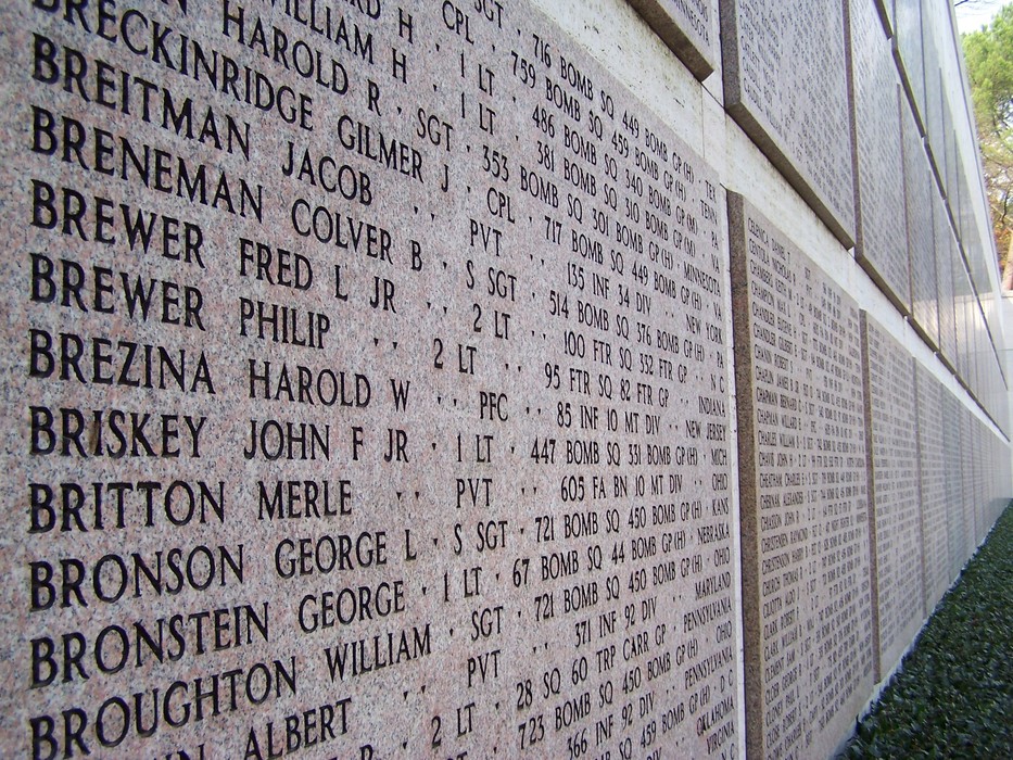Cimitero Militare Americano, commemorazione dei caduti con nomi incisi su una parete di marmo.