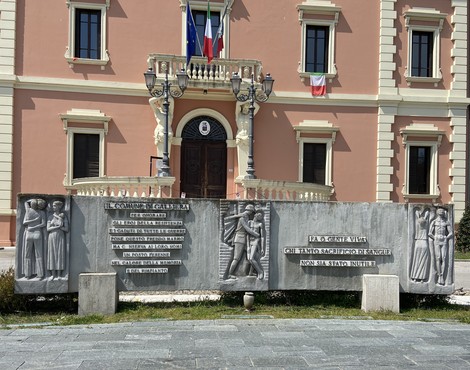 Monumento ai caduti per la libertà di San Venanzio di Galliera, con sculture e iscrizioni commemorative.