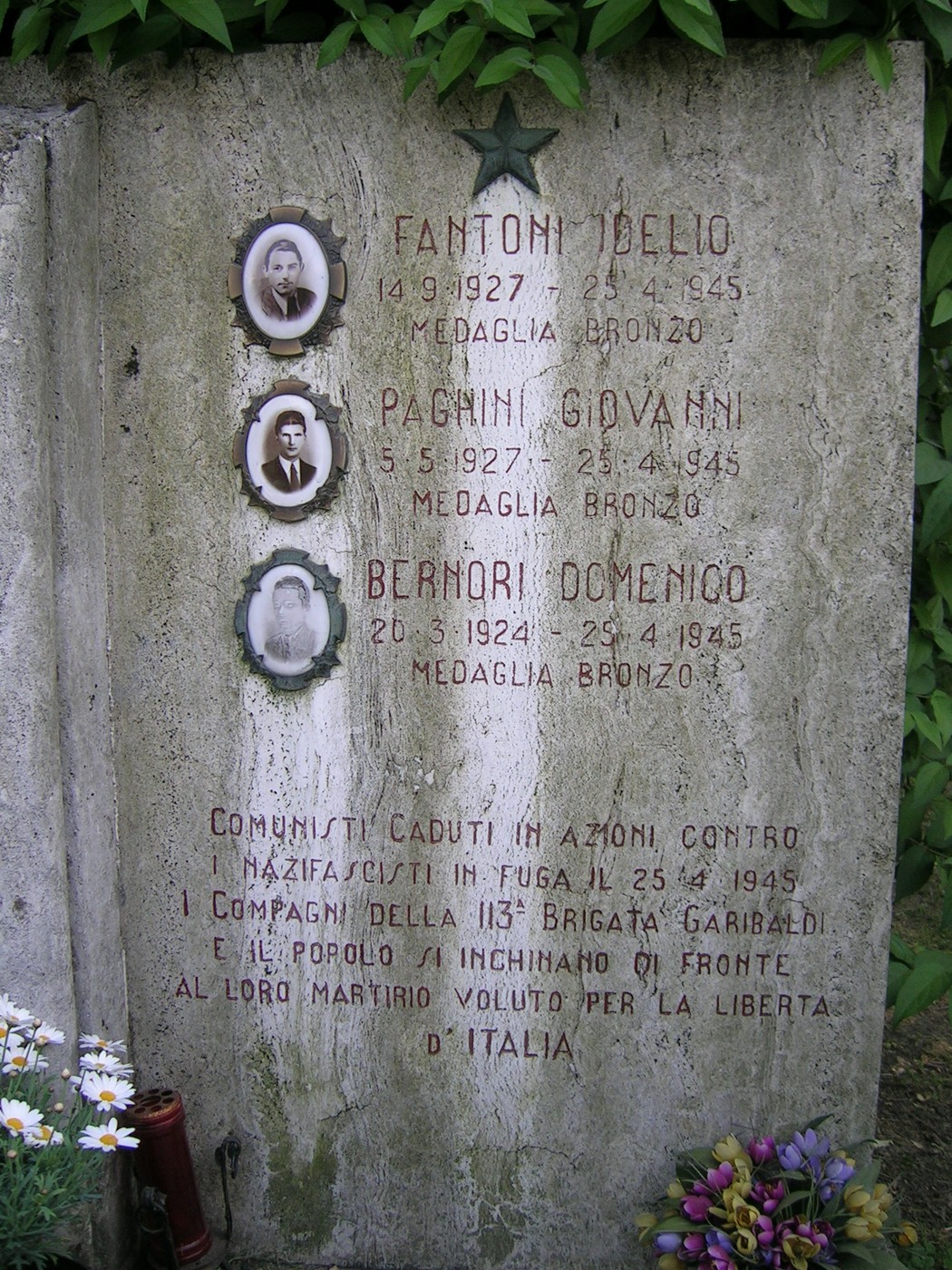 Cippo commemorativo per Fantoni, Paghini e Bernori, caduti per la libertà in Italia. Medaglie di bronzo al valore.