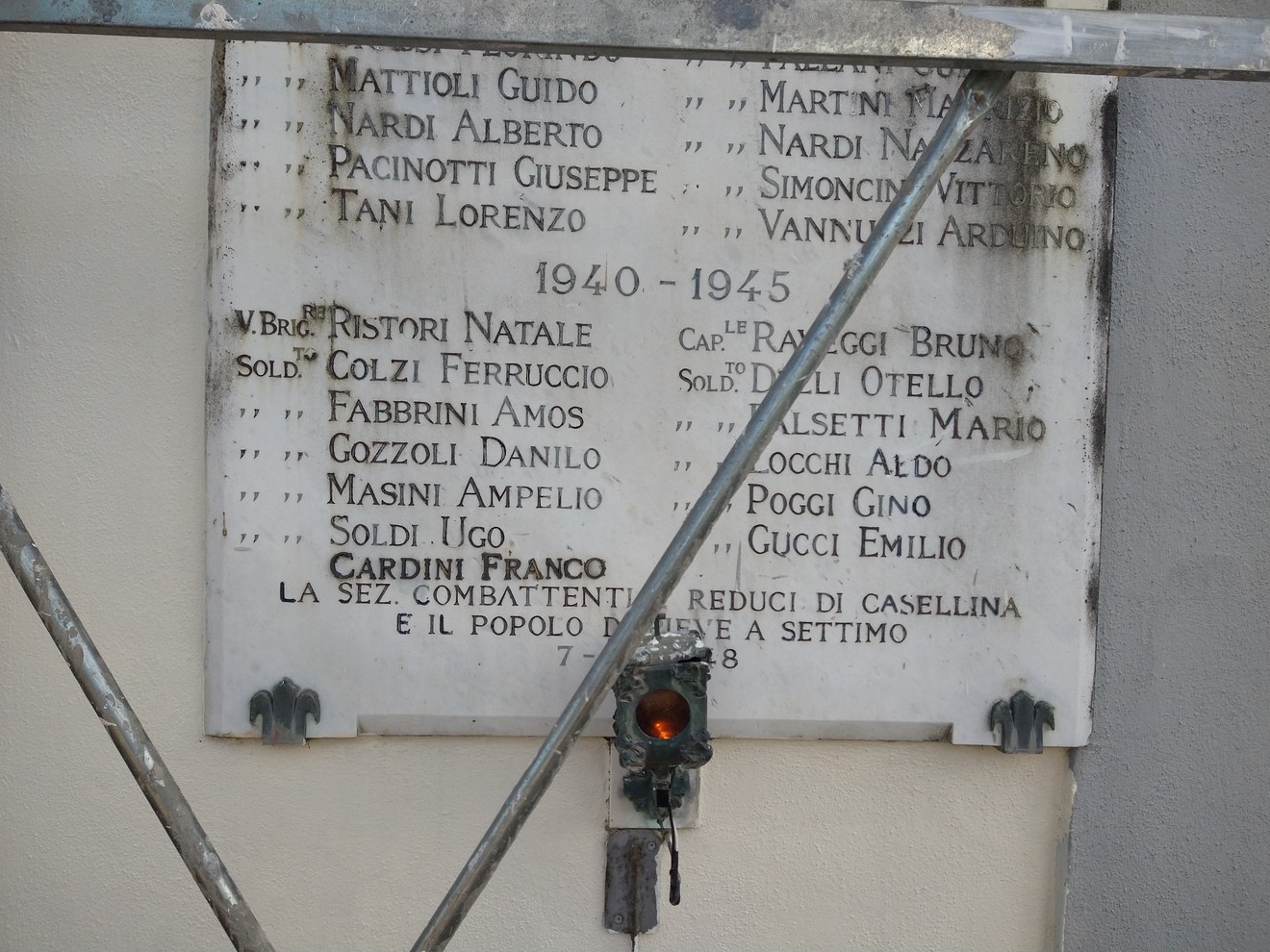 Lapide commemorativa dedicata ai caduti di Pieve a Settimo, onore ai sacrifici degli eroi locali.