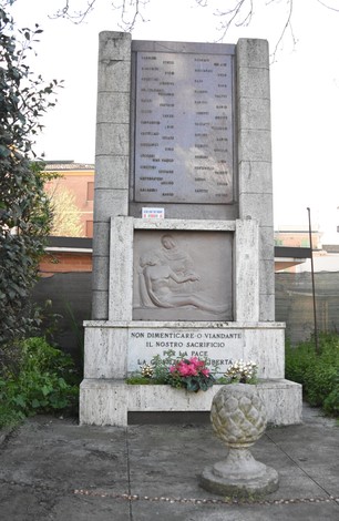 Monumento ai Caduti di Sant'Agnese, dedicato ai sacrifici dei soldati per la libertà e la pace.