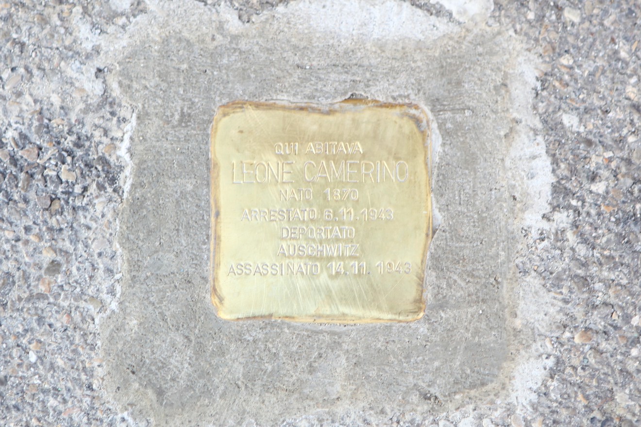 Pietra d'inciampo dedicata a Leone Camerino, vittima della Shoah, con dettagli sulla sua vita e tragica fine.