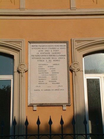 Lapide commemorativa ai partigiani di Marina di Carrara, in memoria della lotta per la libertà.