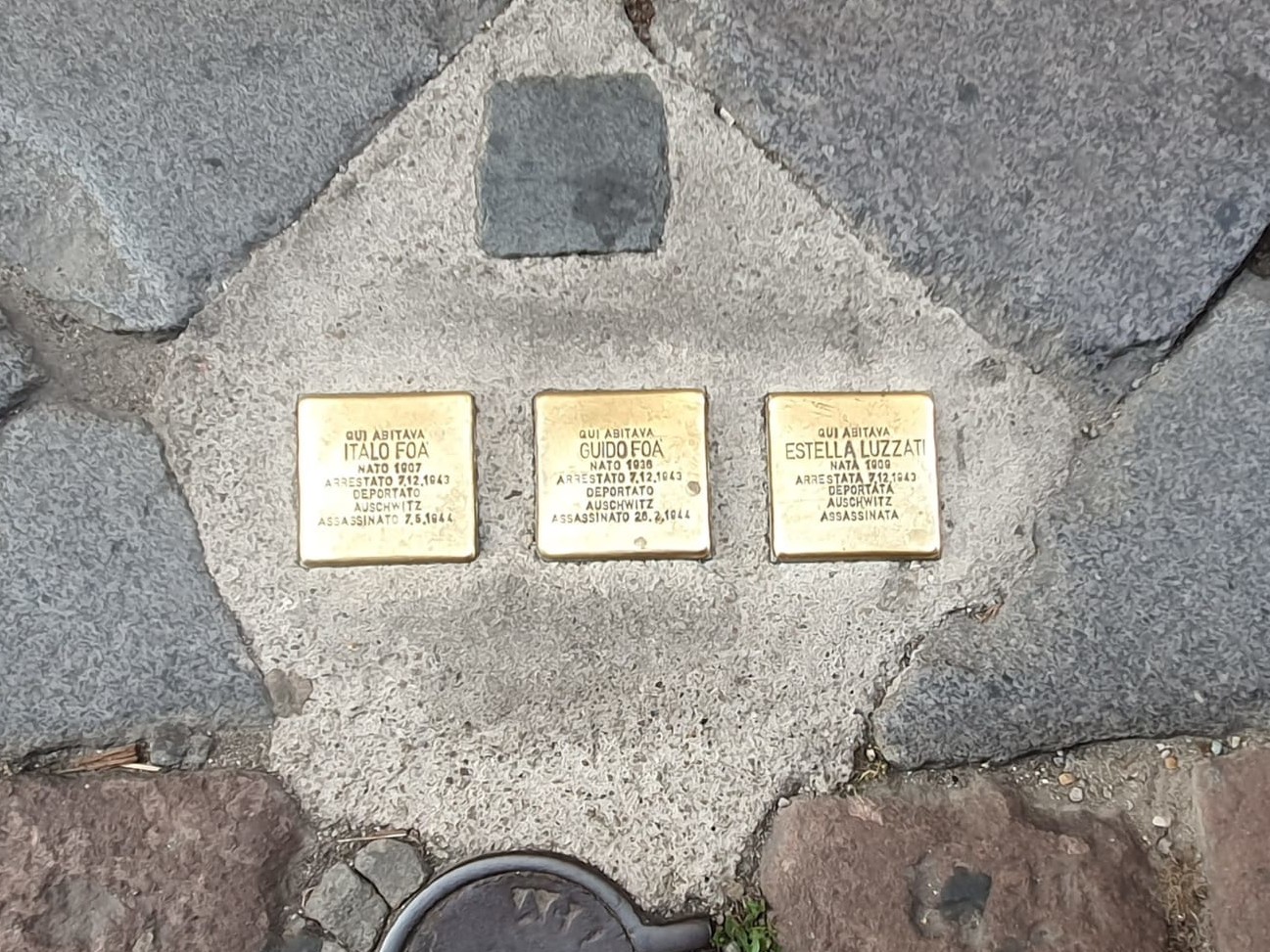 Pietre d'inciampo dedicate alla famiglia Foà e Luzzati, commemorando vittime della persecuzione.